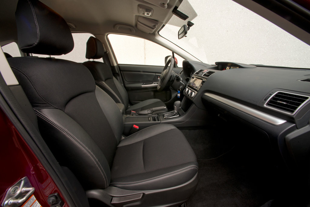 Subaru Impreza prodělalo lehkou modernizaci, nabídne karosérií hatchback i sedan.