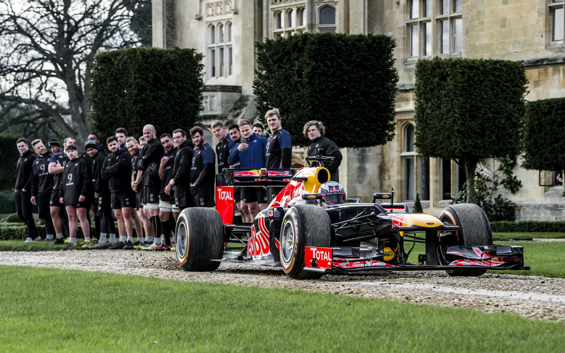 Daniel Ricciardo při roadshow v Anglii s týmem rugby