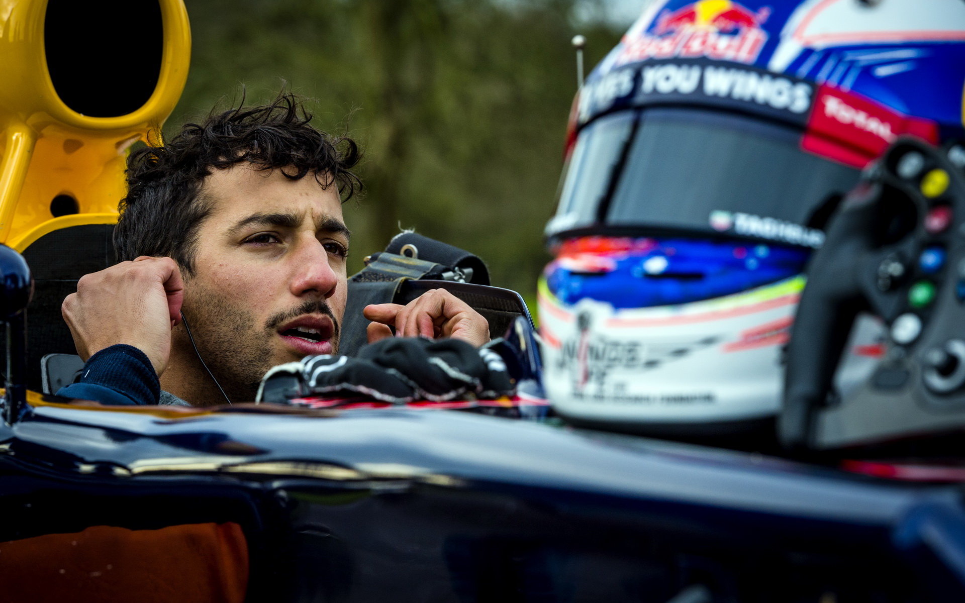 Daniel Ricciardo při roadshow v Anglii s týmem rugby
