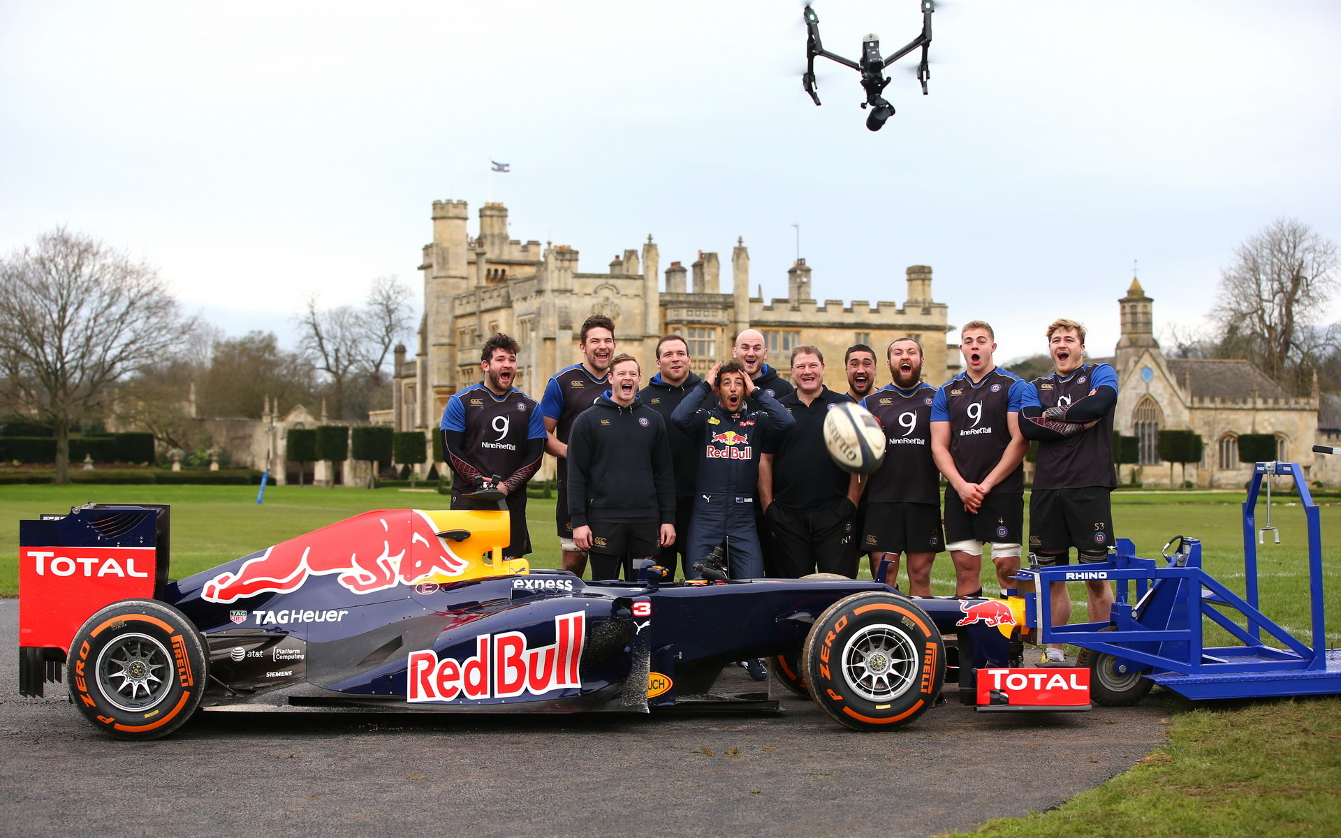 Daniel Ricciardo při roadshow v přetlačované s rugbyovým týmem