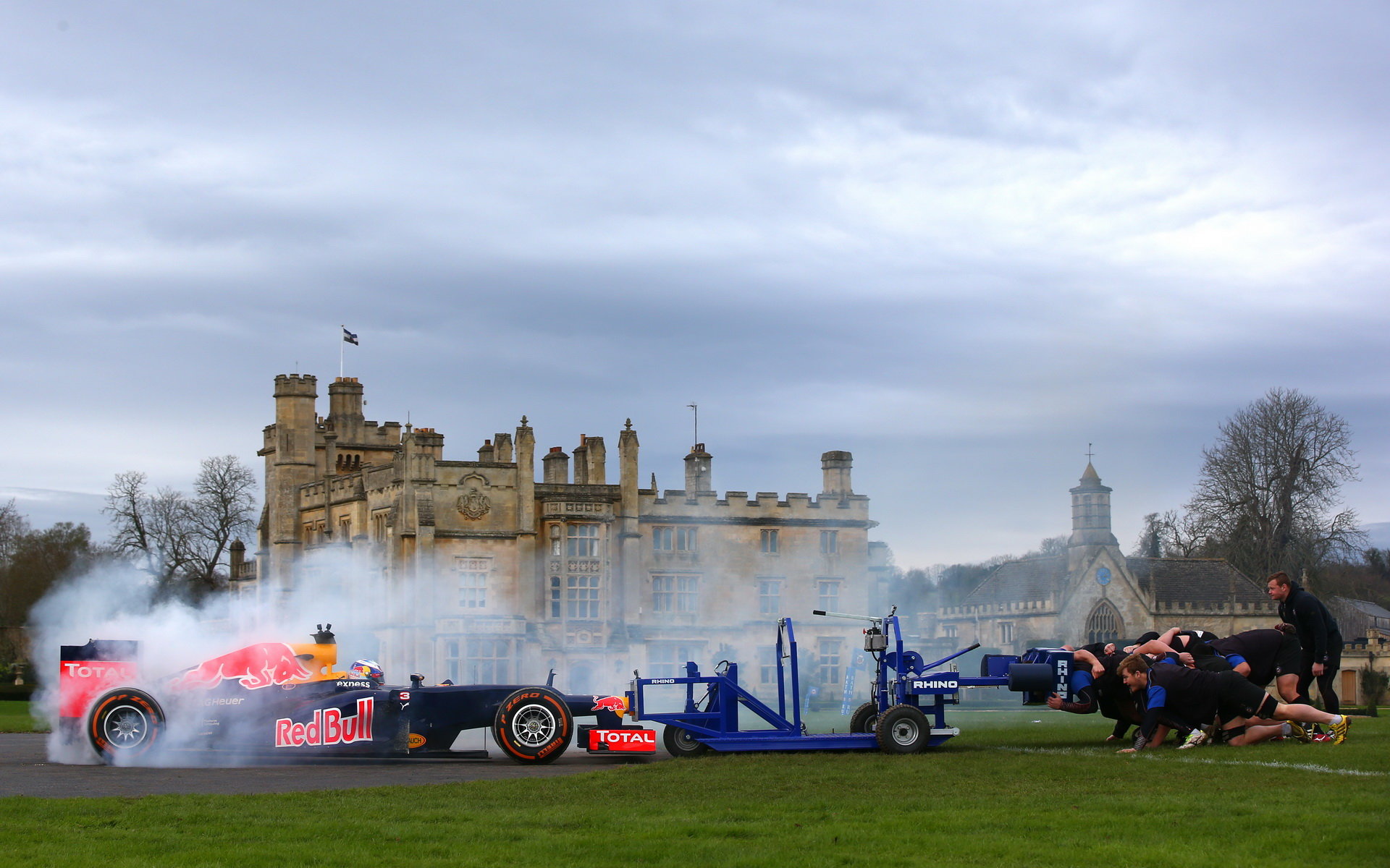 Daniel Ricciardo při roadshow v přetlačované s ragbyovým týmem