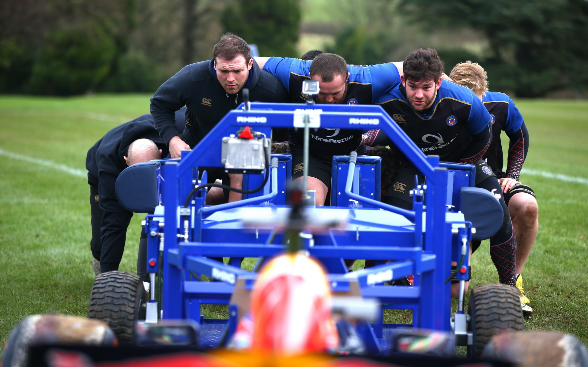 Daniel Ricciardo při roadshow v přetlačované s rugbyovým týmem