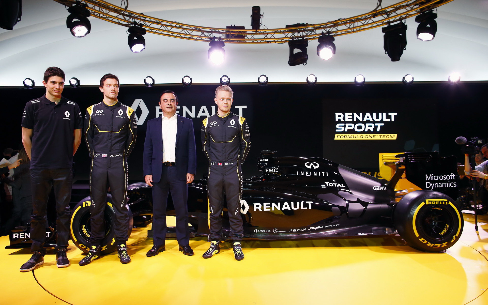 Ocon se zúčastnil představení nového vozu Renault pro sezónu 2016 (zcela vlevo)