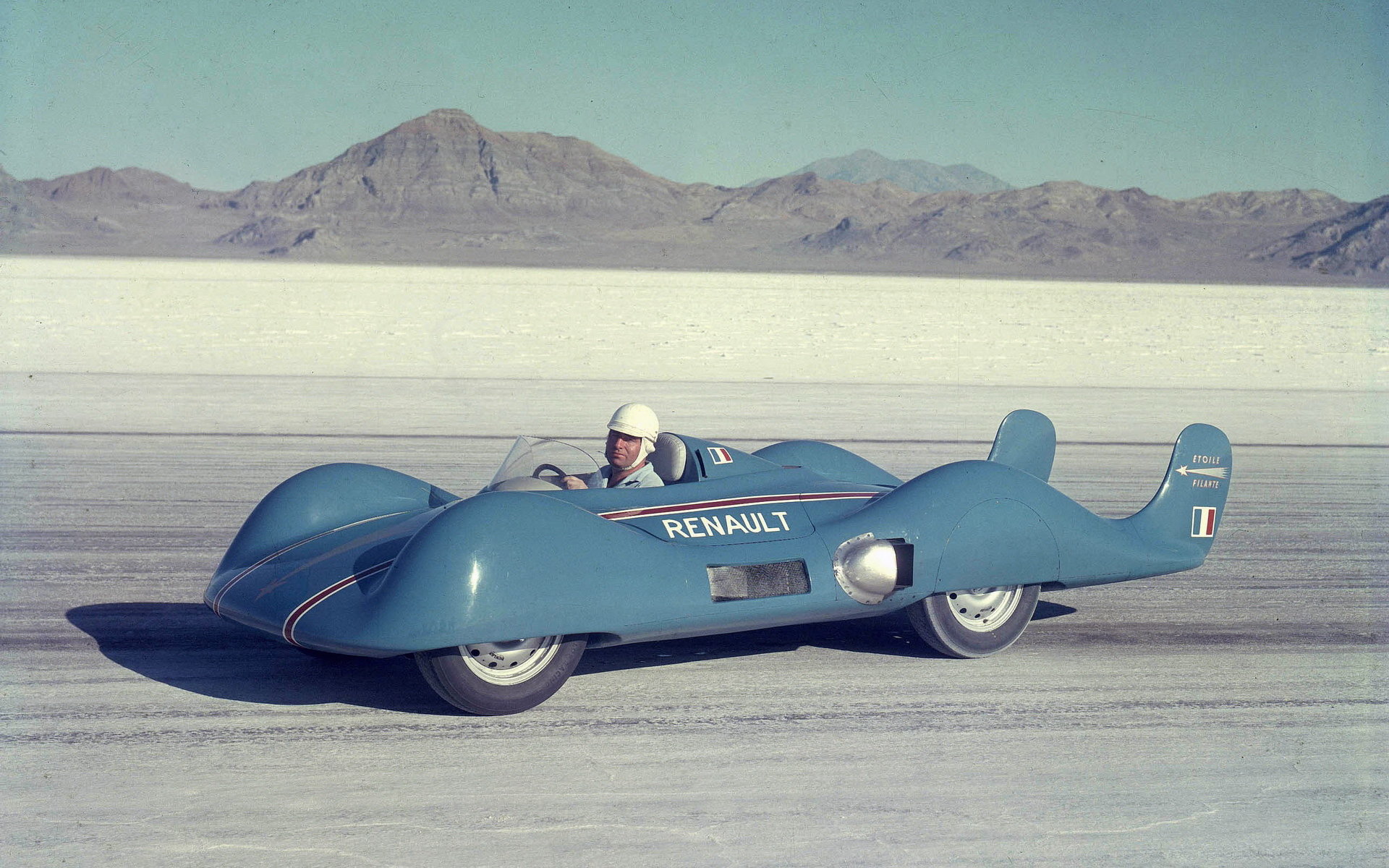 Renault s Padající hvězdou (Etoile Filante) vytvořil 5. 8. 1956 rychlostní rekord na jezeře Bonneville - 306,9 km/h letmý, 308,85 průměr (na 5 km); za volantem Jean Hébert