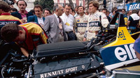 Příprava motoru Renault v Monaku, vzadu Thierry Boutsen a Riccardo Patrese