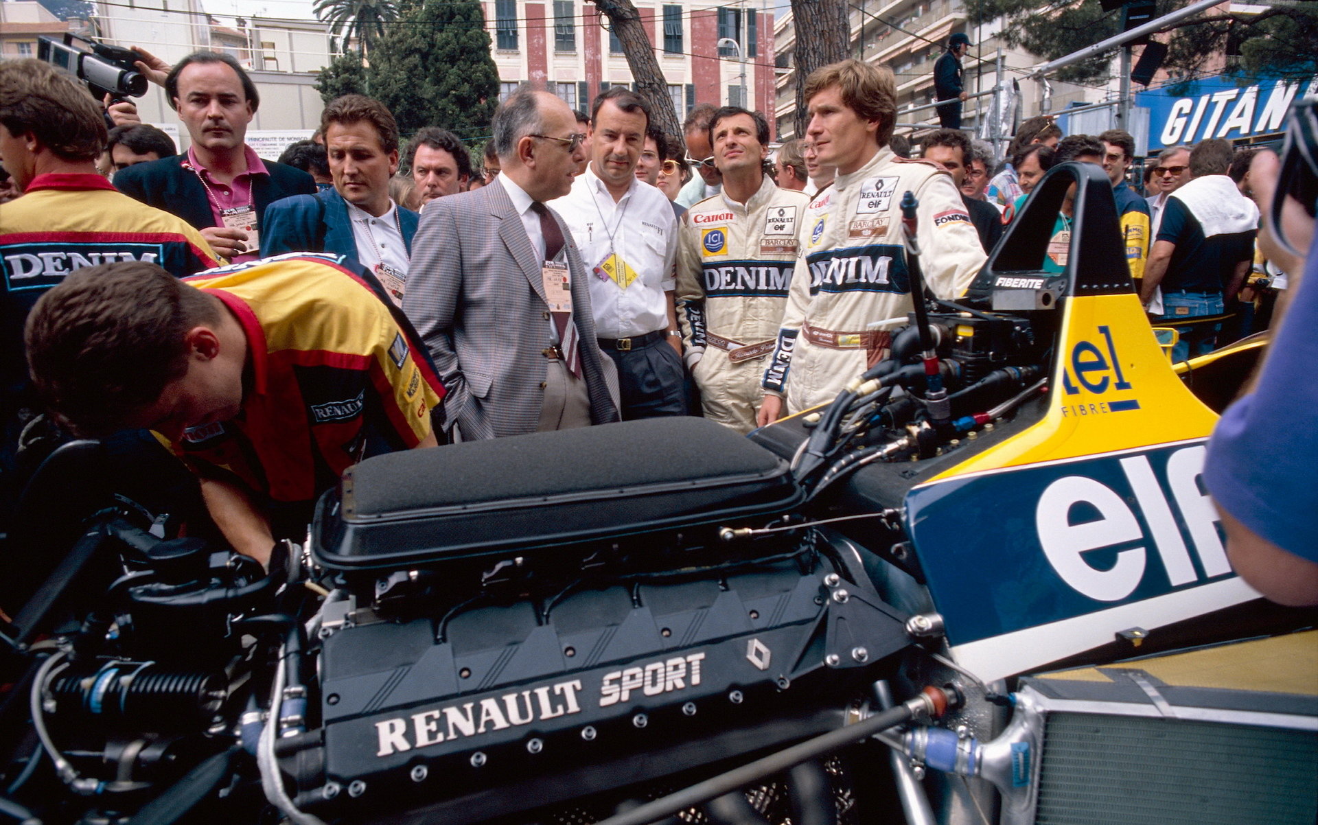 Příprava motoru Renault v Monaku, vzadu Thierry Boutsen a Riccardo Patrese