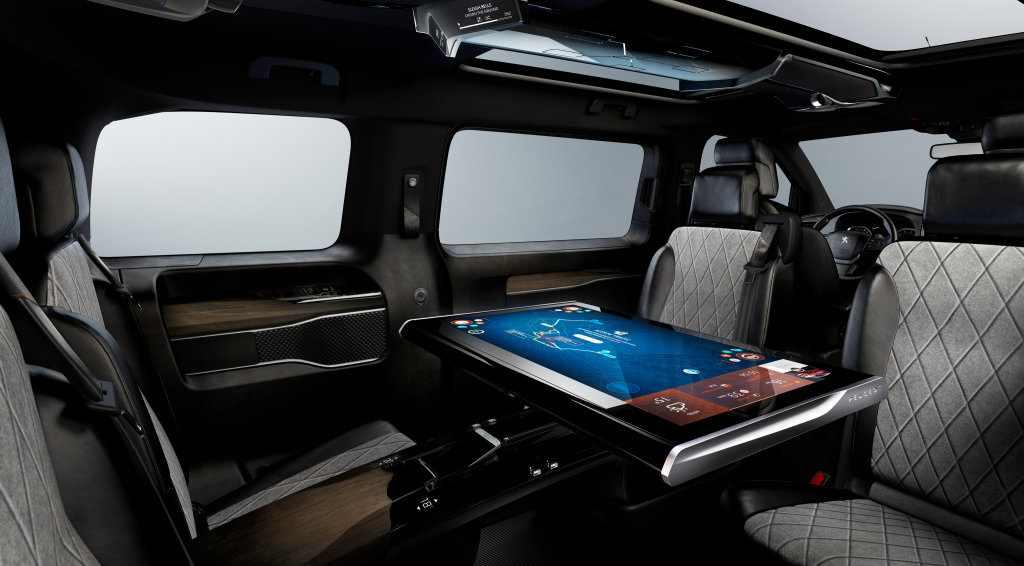 V zadní části auta jsou čtyři sedadla a 32palcová obrazovka, Peugeot Traveller i-Lab.