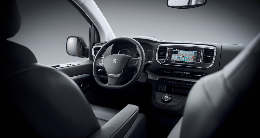 Palubní desce dominuje multimediální systém, Peugeot Traveller.