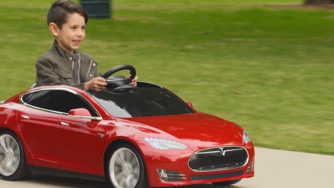 Dětské vozítko Tesla Model S se může pochlubit i funkčním kufrem, světly  nebo volitelný designem kol