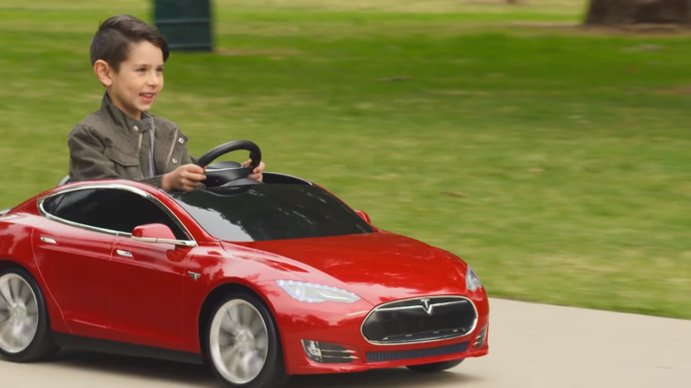 Dětské vozítko Tesla Model S se může pochlubit i funkčním kufrem, světly  nebo volitelný designem kol