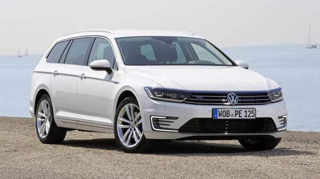Volkswagen Passat GTE startuje pod 1,2 miliony korun, dostupný je sedan i kombi.