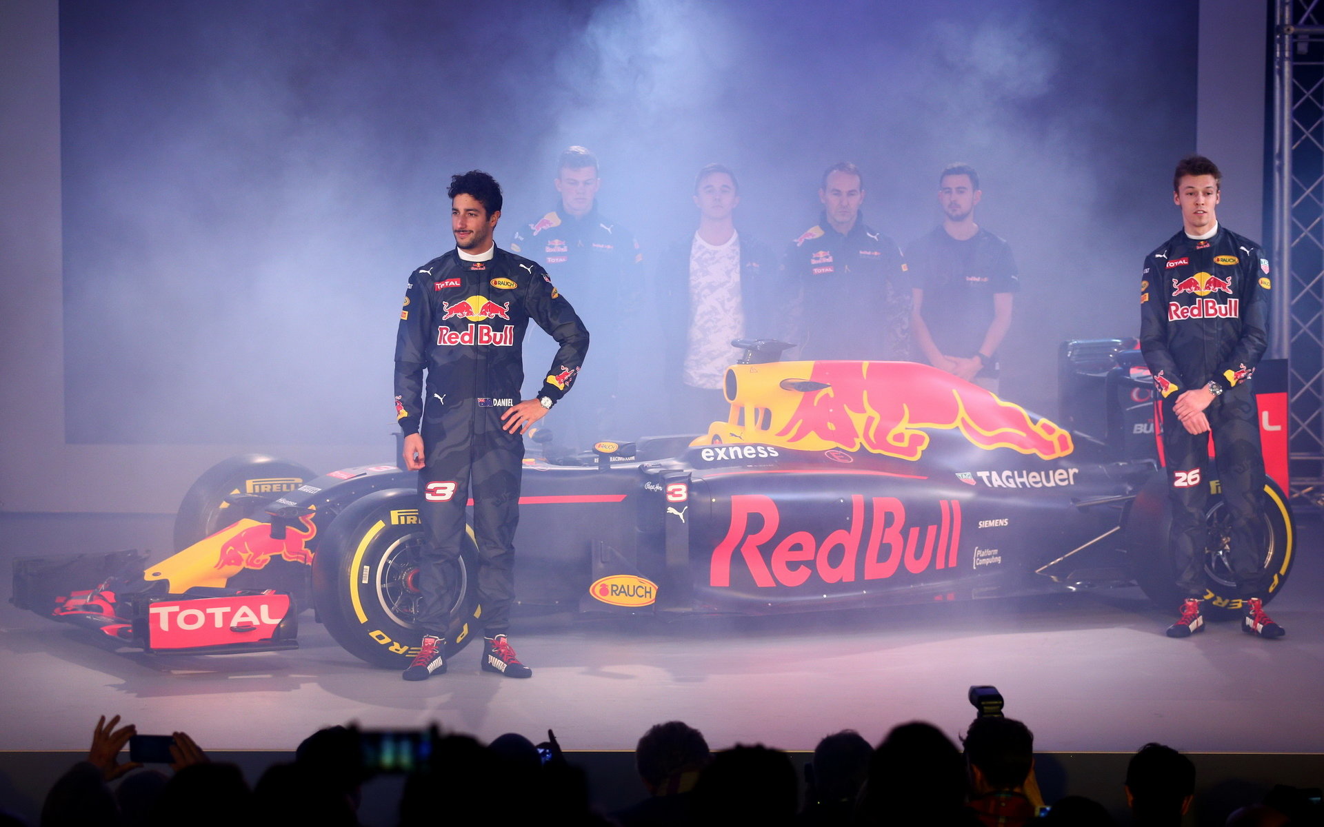 Daniel Ricciardo s Daniilem Kvjatem během prezentace