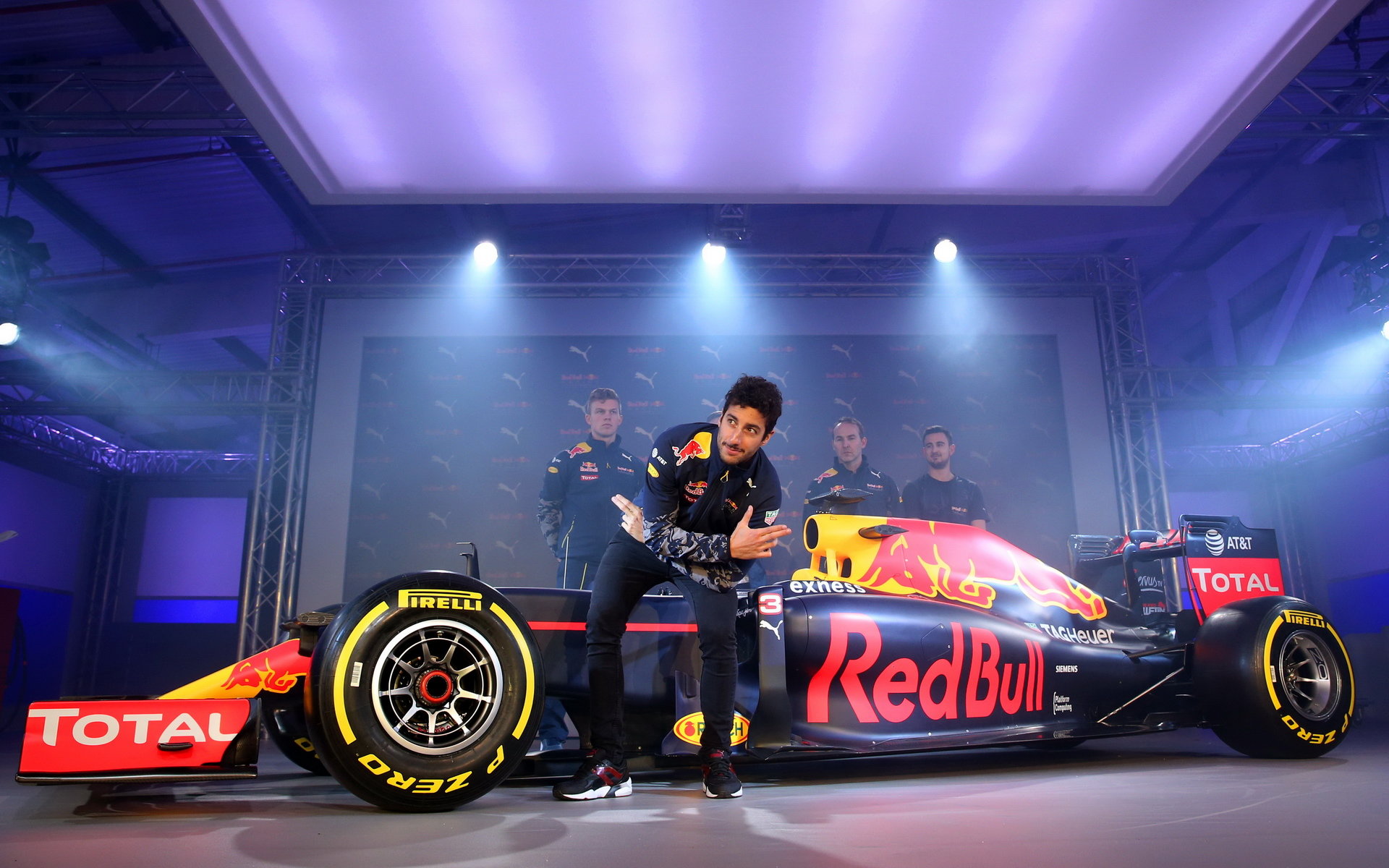 Daniel Ricciardo pózuje fotoreportérům