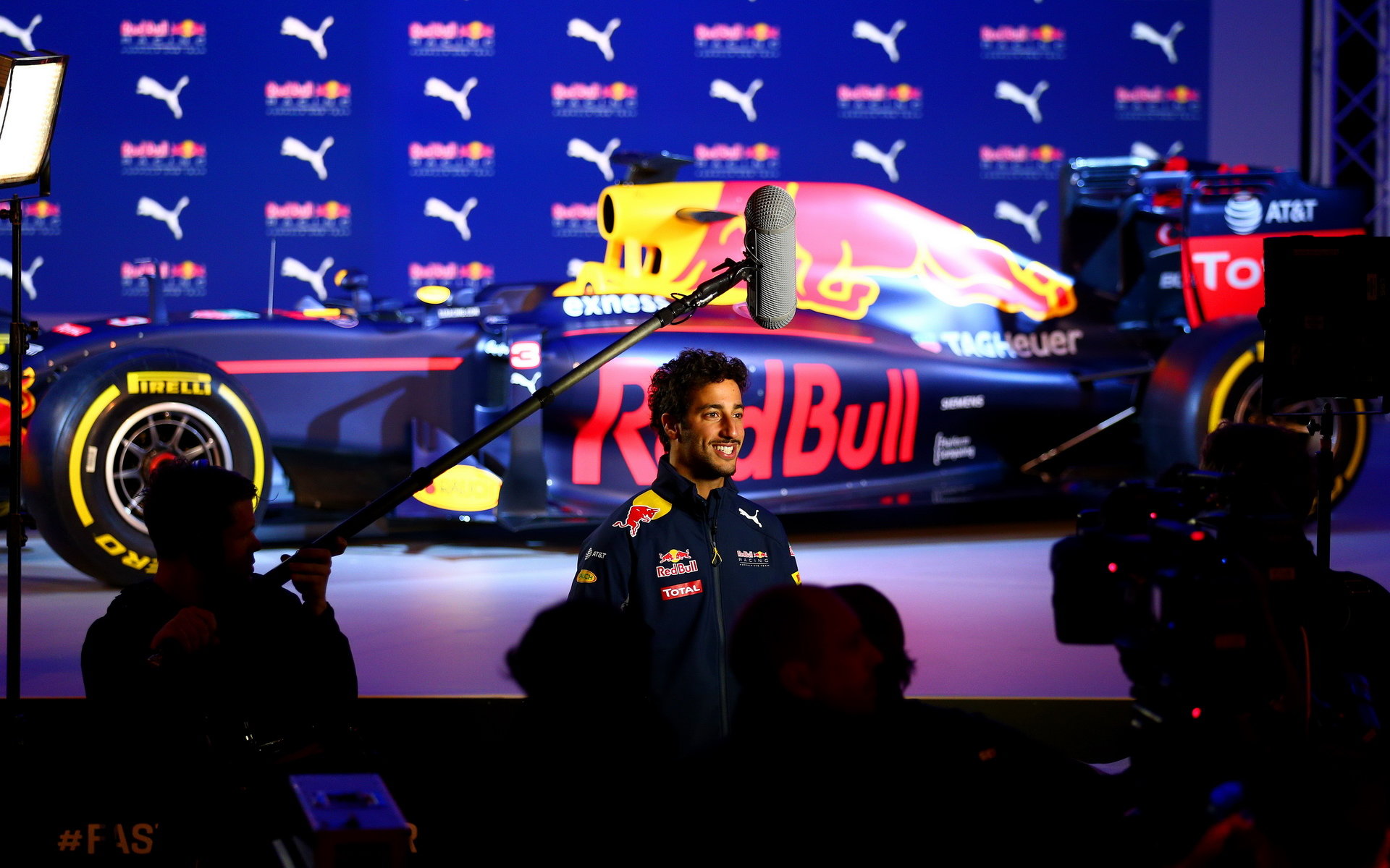Daniel Ricciardo poskytuje rozhovor po odhlalení nového zbarvení Red Bullu