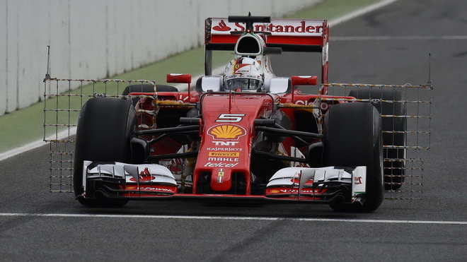 Sebastian Vettel při prvním dnu testování v Barceloně