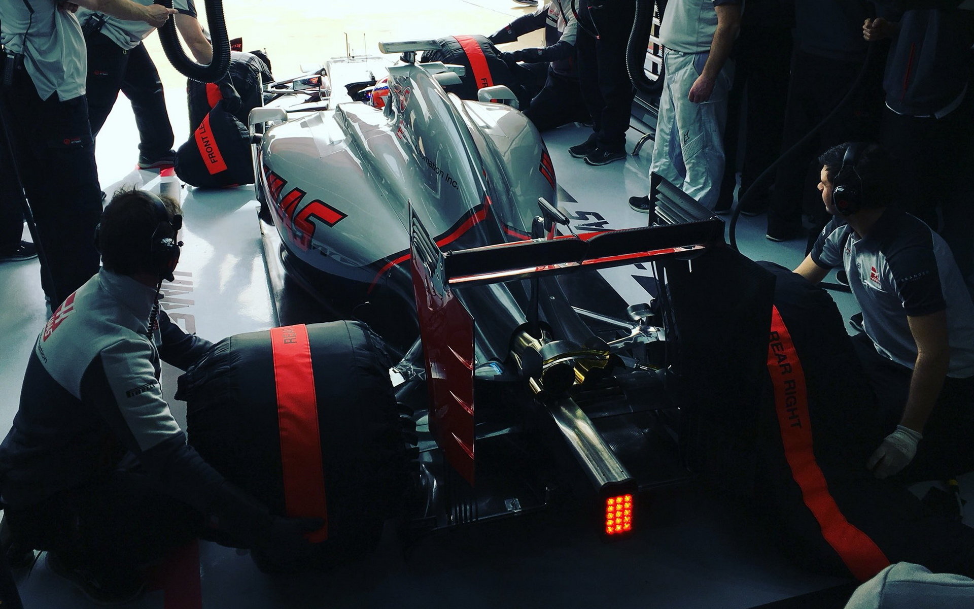 Romain Grosjean s novým vozem Haas VF-16 při testech v Barceloně