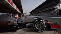 Romain Grosjean s novým vozem Haas VF-16 při testech v Barceloně