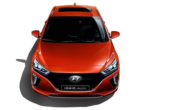 Hyundai Ioniq přichází také v elektrické verzi, ujede 169 kilometrů.