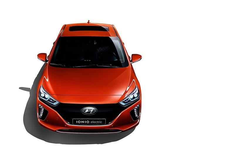 Hyundai Ioniq přichází také v elektrické verzi, ujede 169 kilometrů.