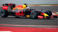 Daniel Ricciardo s Red Bull RB12 - první den testů