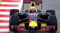 Daniel Ricciardo s Red Bull RB12 - první den testů