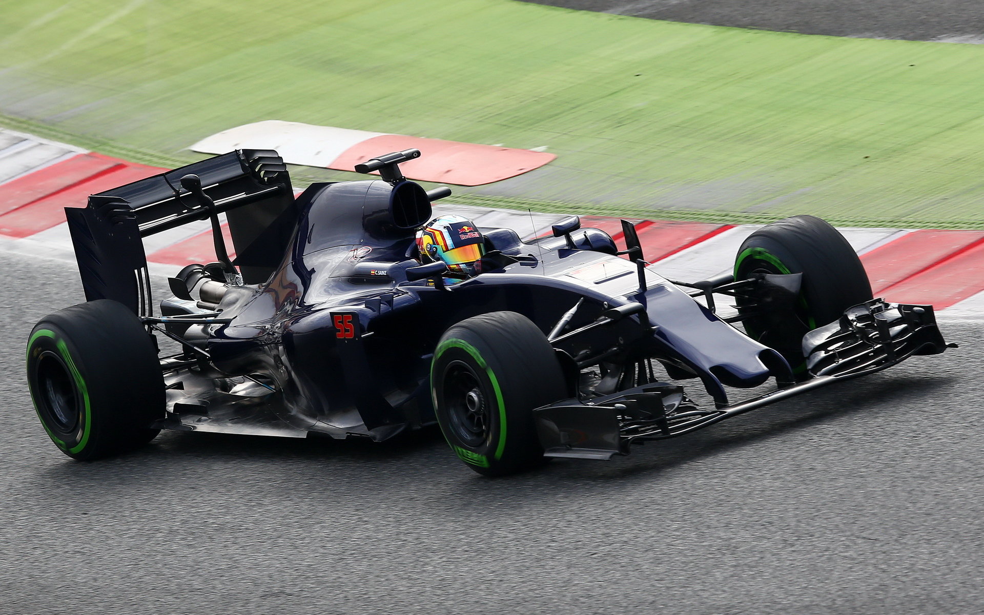 Carlos Sainz při testech vozu Toro Rosso STR11 v Barceloně