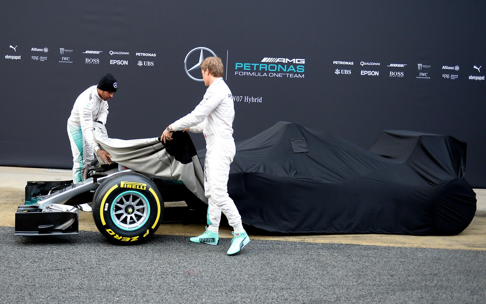 Lewis Hamilton a Nico Rosberg odhalují nový vůz Mercedes F1W 07 Hybrid