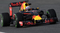 Daniel Ricciardo při testech v Barceloně
