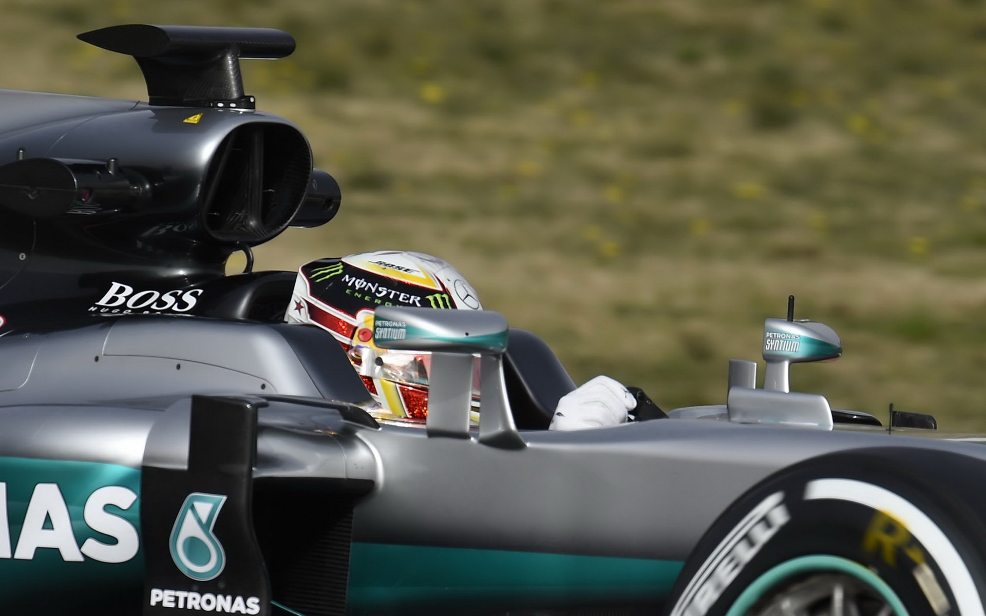 Lewis Hamilton s novým vůzem Mercedes F1W 07 Hybrid, detail