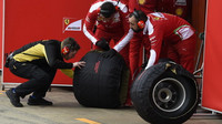 Mechanici Ferrari kontrolují pneumatiky