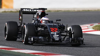 Button při testování nového McLarenu v Barceloně