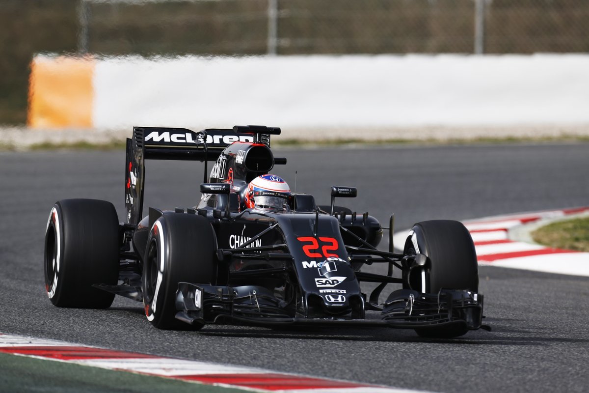 Button při testování nového McLarenu v Barceloně