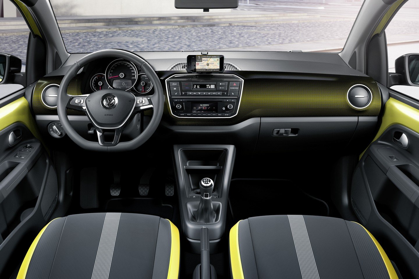 Upravený interiér s novou palubní deskou a lepší individualizací, Volkswagen up! TSI.