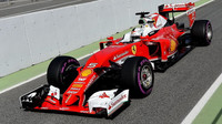 Sebastian Vettel s Ferrari SF16-H na ultra-měkké směsi pneumatik