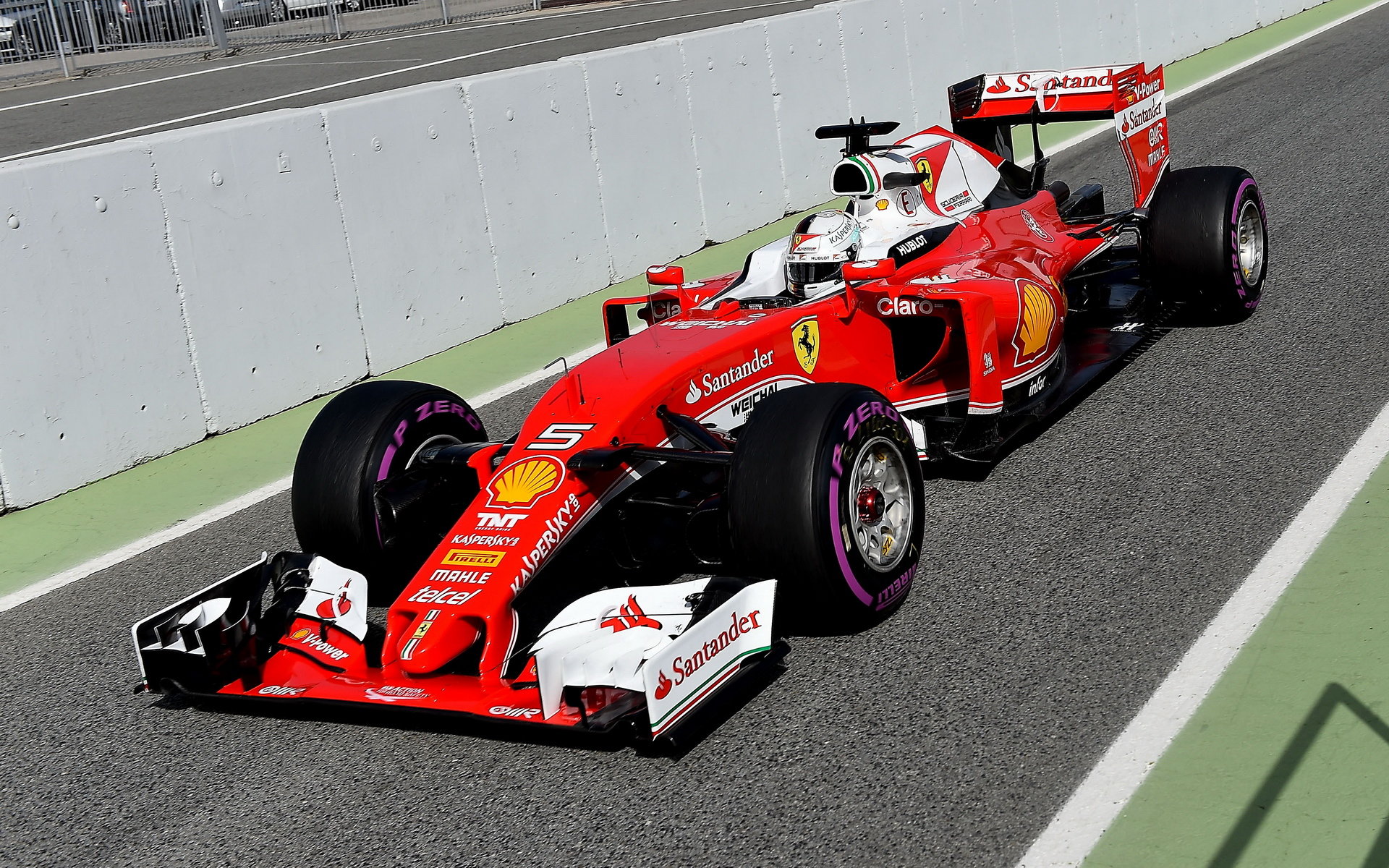 Sebastian Vettel s Ferrari SF16-H na ultra-měkké směsi pneumatik