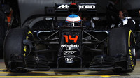 Fernando Alonso v novém voze McLaren MP4-31 Honda