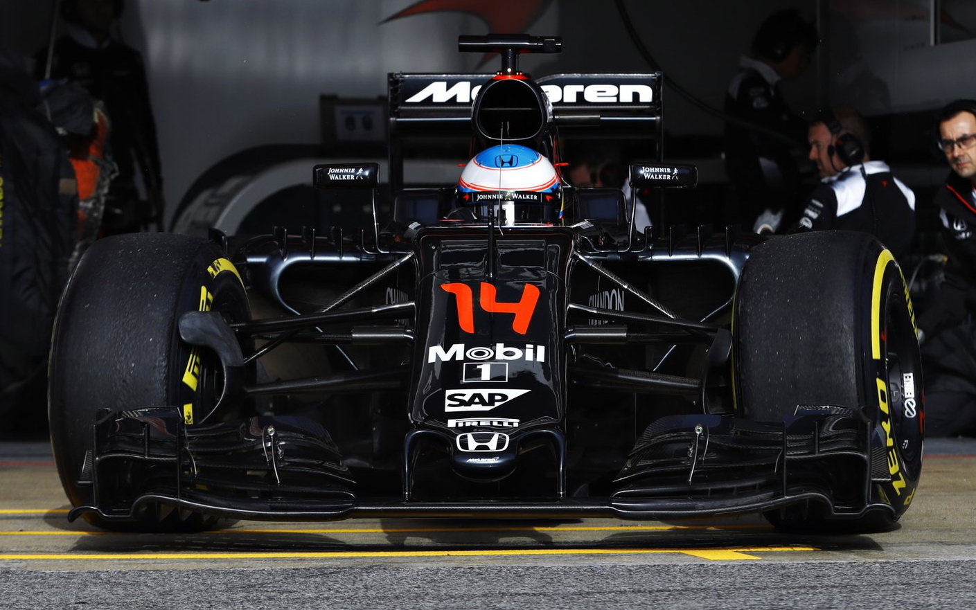 Fernando Alonso si nového McLarenu ve čtvrtek moc neužil, ujel jen 3 kola