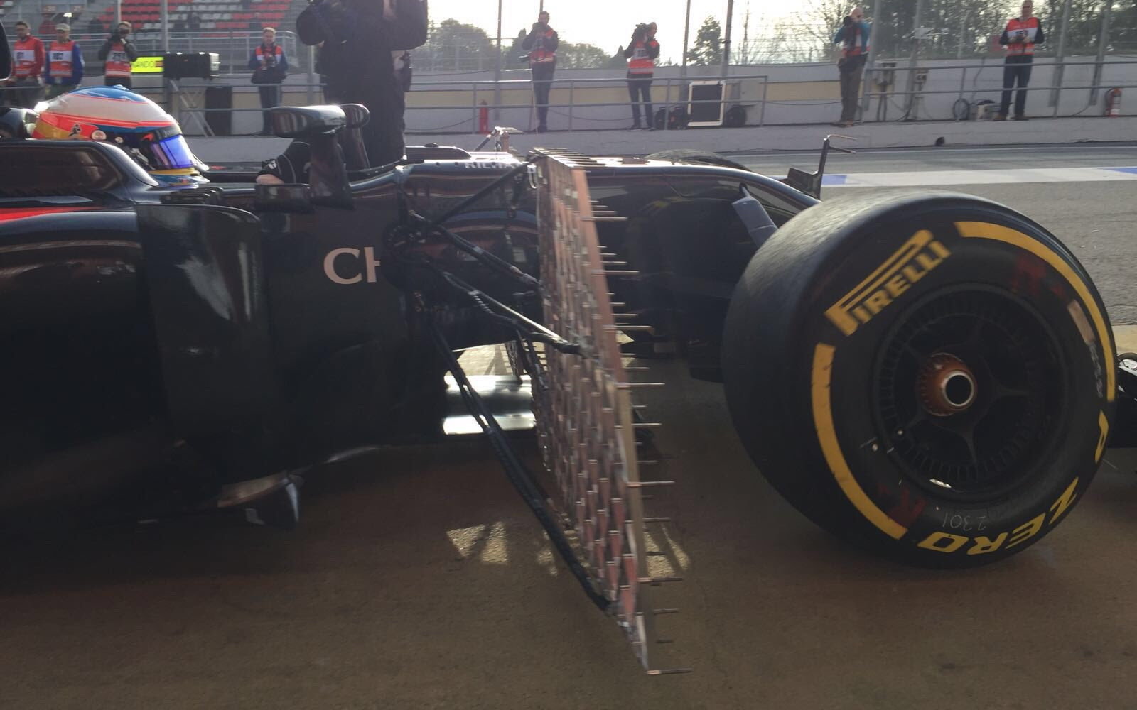 Fernando Alonso se připravuje ke své první jízdě s novým vozem McLaren MP4-31 Honda
