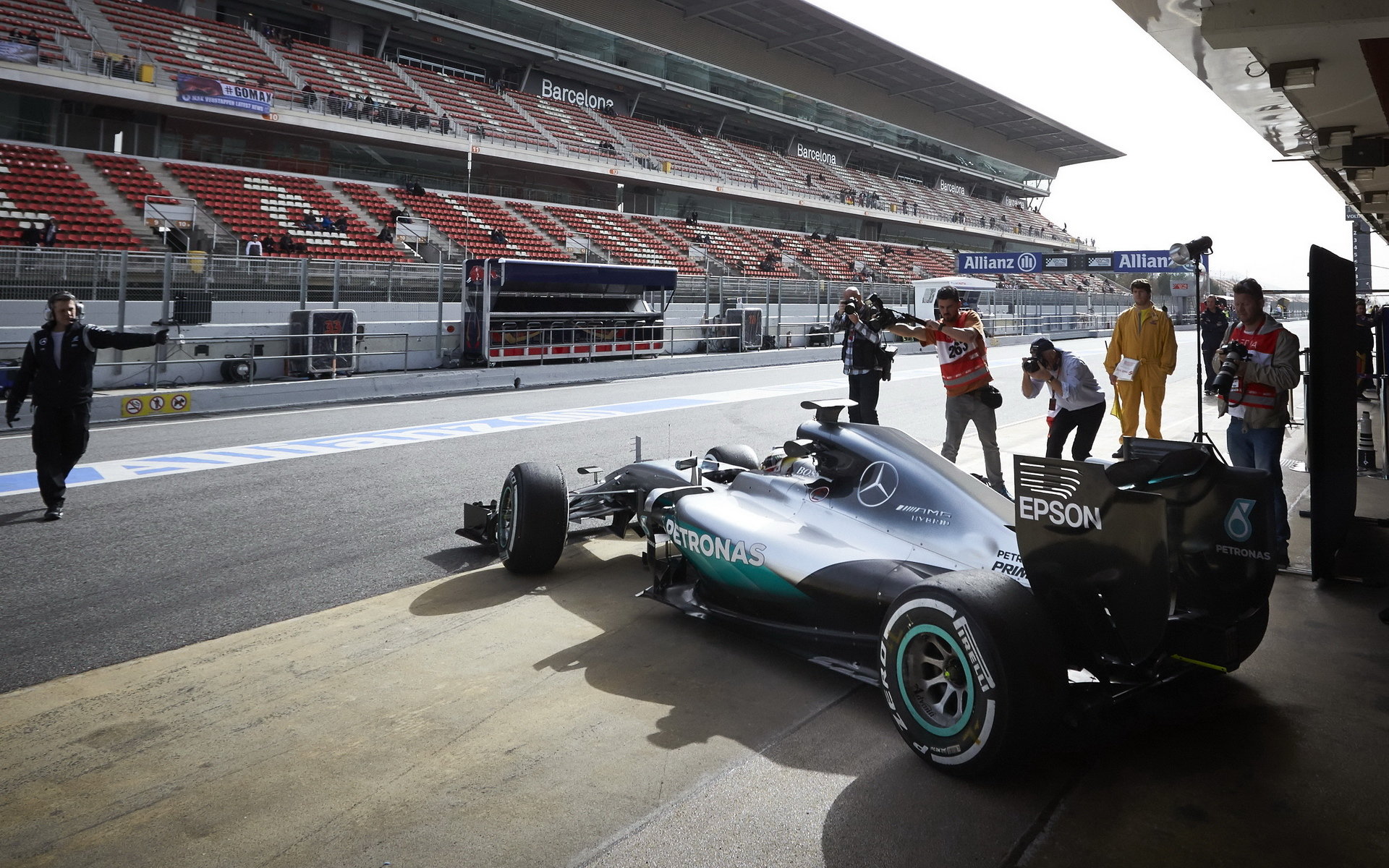 Lewis Hamilton vyjíždí z boxů s vozem Mercedes F1 W07 Hybrid