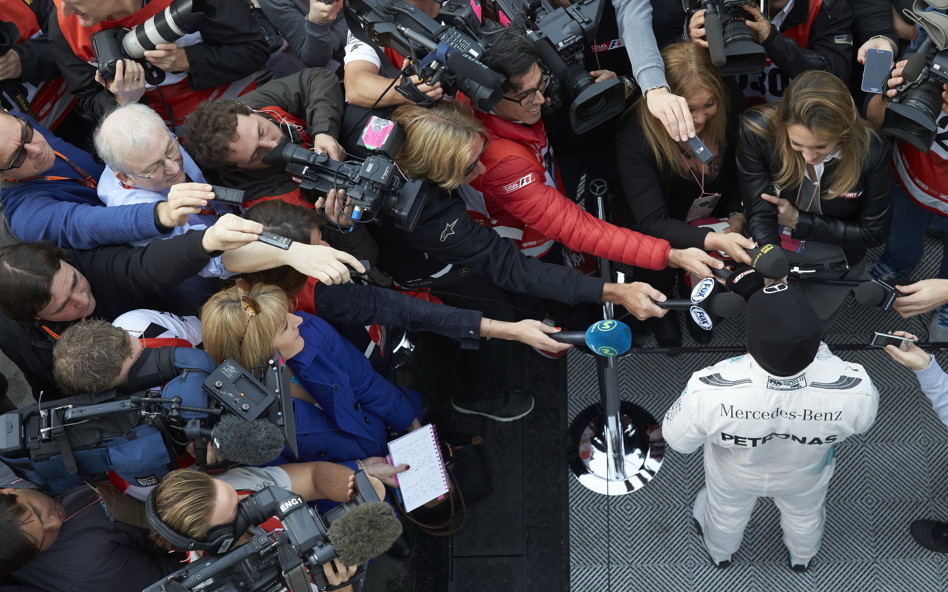 Lewis Hamilton odpovídá na otázky novinářů