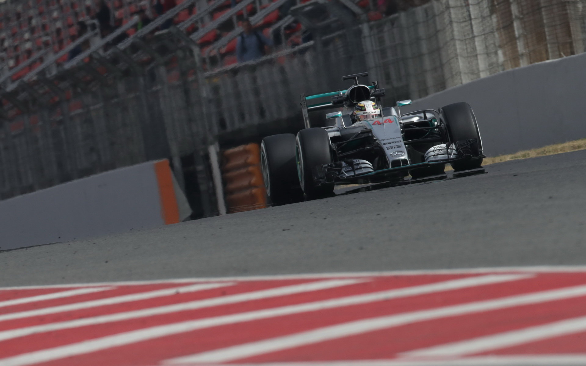 Dokáže Rosberg dnes ujet stejnou vzdálenost jako Hamilton včera? Mercedes má takový cíl...