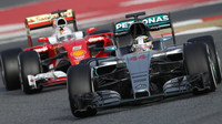 Lewis Hamilton a Sebastian Vettel při testech v Barceloně