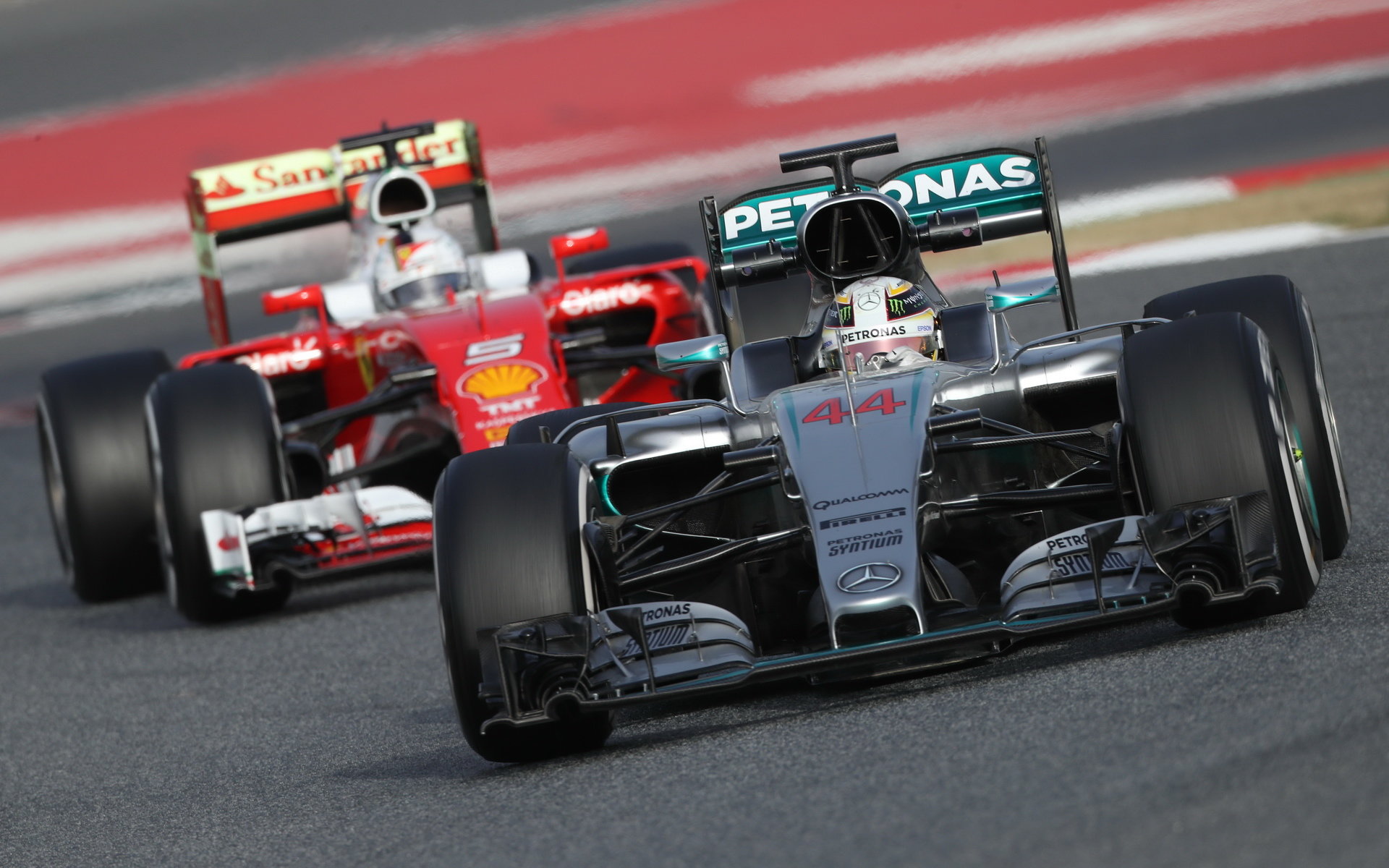 Lewis Hamilton s novým Mercedesem F1 W07 Hybrid před Sebastianem Vettelem s Ferrari SF16-H