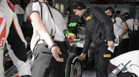 Inženýr Pirelli kontroluje pneumatiky u Haasu