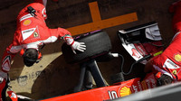 Mechanici rychle uklízejí své Ferrari do garáže