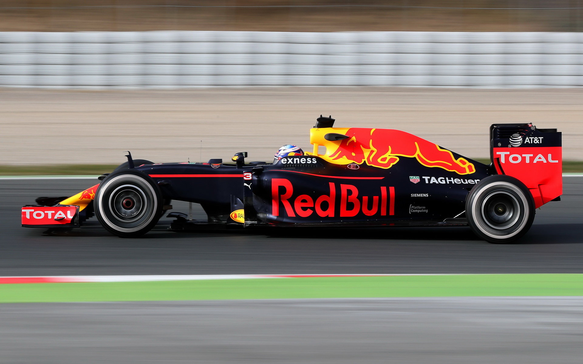 Daniel Ricciardo s vozem Red Bull RB12 - Renault