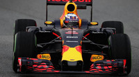 Daniel Ricciardo s vozem Red Bull RB12 - Renault