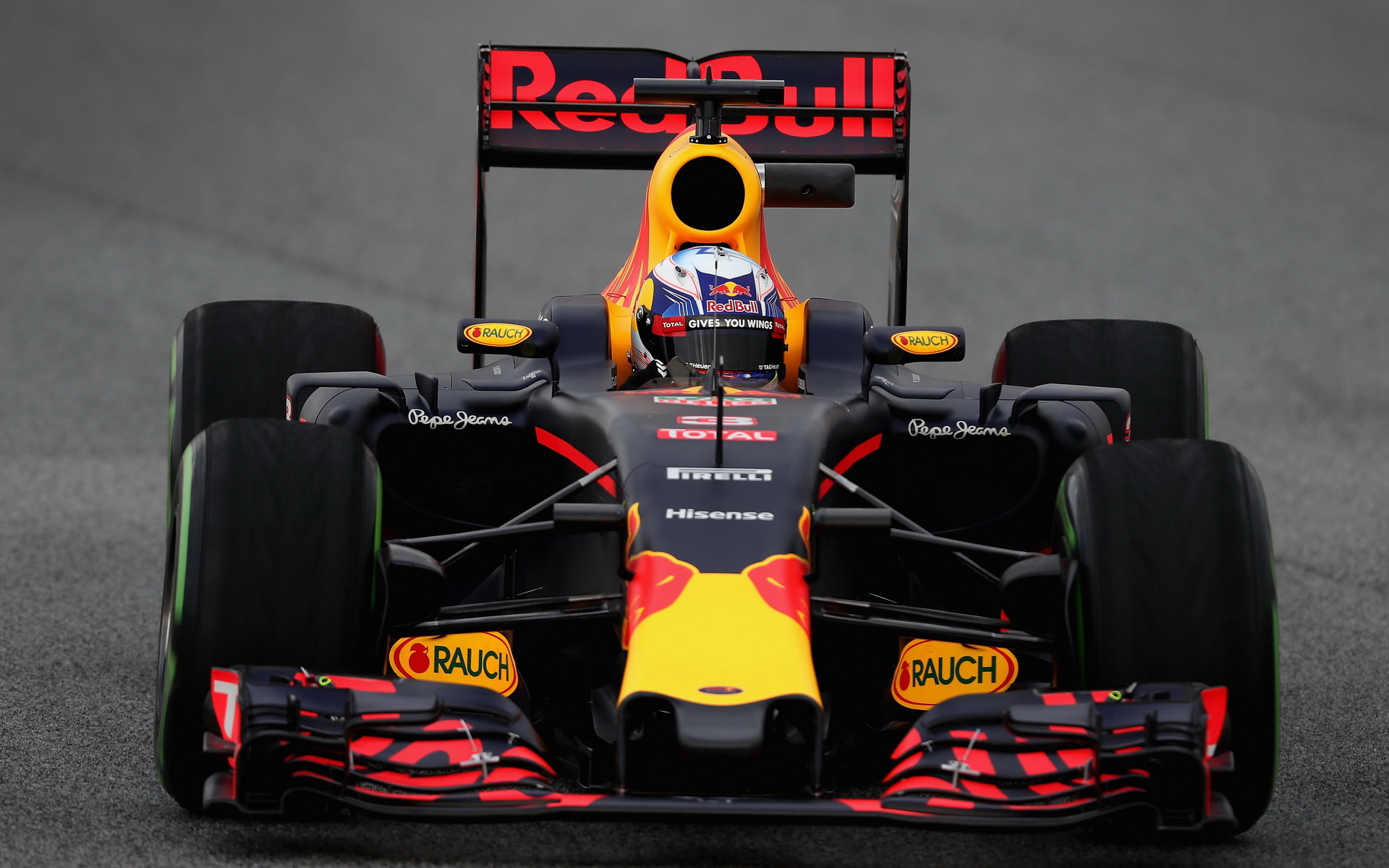 Daniel Ricciardo s vozem Red Bull RB12 - Renault