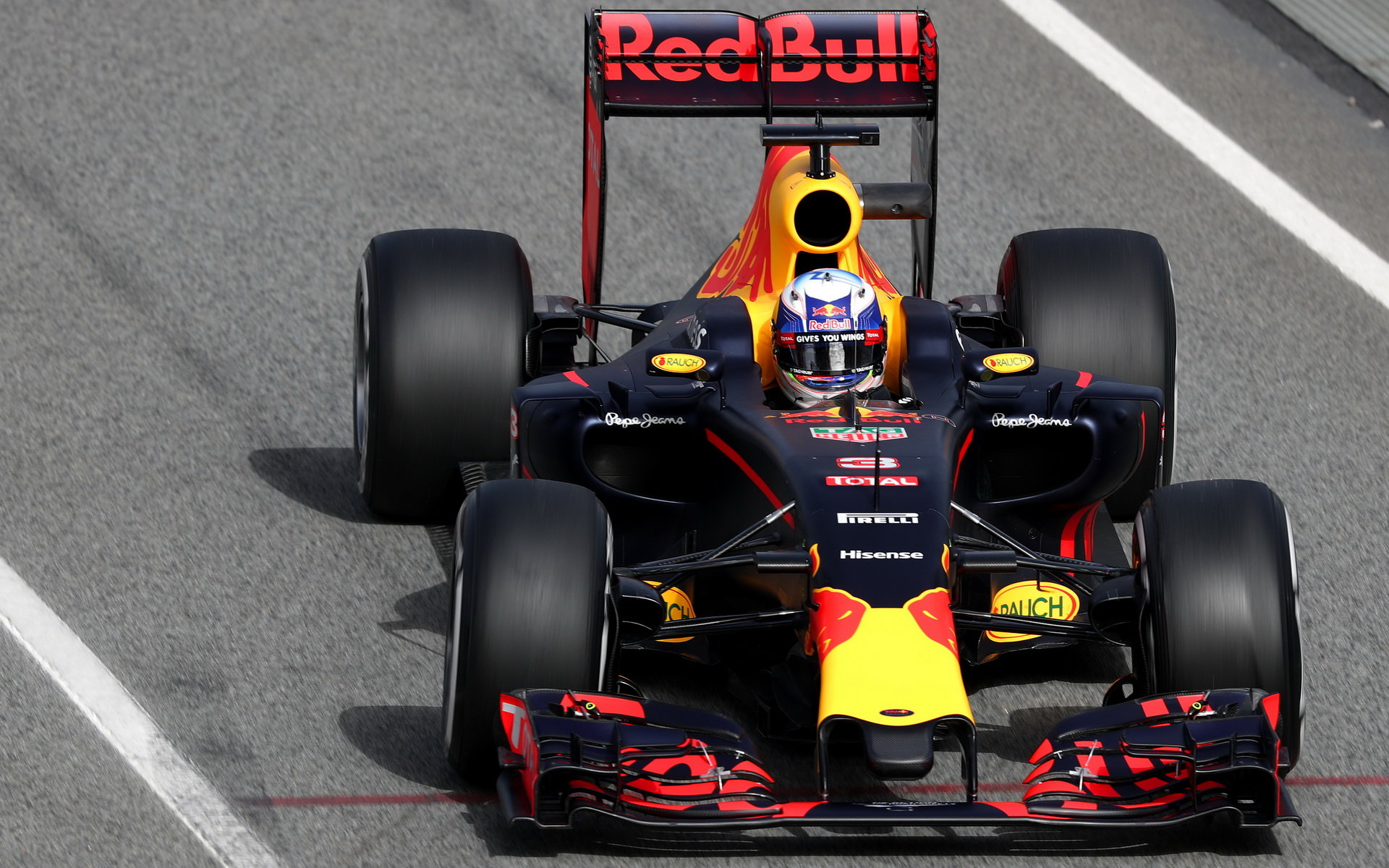 Daniel Ricciardo s vozem Red Bull RB12 - Renault