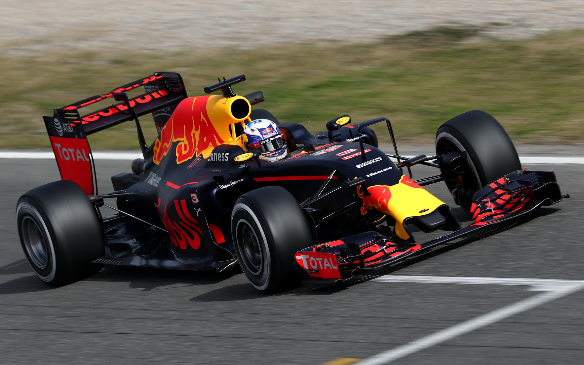 Daniel Ricciardo s vozem Red Bull RB12 - Renault